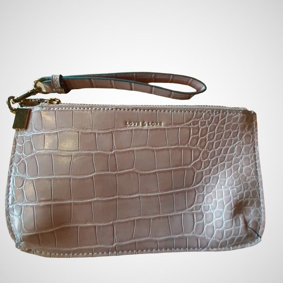 NWOT Love & Lore Pink Blush Faux Alligator Skin Gold Hardware Zip top Wristlet - Picture 2 of 7